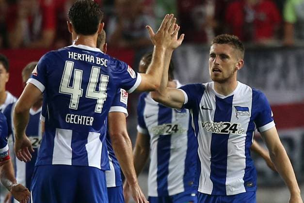 1:0 Hertha durch Jonjoe Kenny (16, Hertba BSC Berlin) gegen Julian Krahl (1, Torwart, FC Kaiserslautern) 31.08.2024, Fußball, 2. Bundesliga, FC Kaiserslautern - Hertha BSC Berlin, 4. Spieltag, Saison 2024 25, Fritz Walter Stadion, Kaiserslautern, Deutschland, zmdz, ** DFB & DFL regulations prohibit any use of photographs as image sequences and or quasi-video. ** FC Kaiserslautern - Hertha BSC Berlin