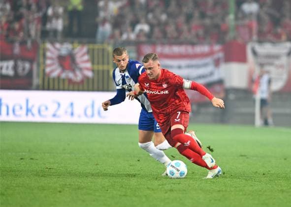Fussball - 2. Bundesliga - Saison 2024 25 1. FC Kaiserslautern 31.08..2024 Fritz-Walter-Stadion 1. FC Kaiserslautern (fck) - Hertha BSC Berlin (b) Jonjoe KENNY (Hertha BSC Berlin),li - Marlon RITTER (1. FC Kaiserslautern) 1. FC Kaiserslautern