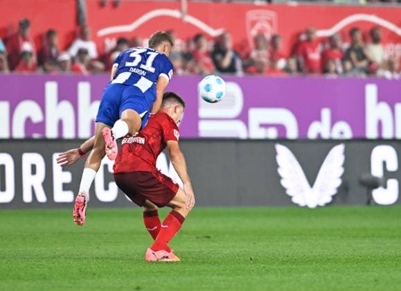 Fussball - 2. Bundesliga - Saison 2024 25 1. FC Kaiserslautern 31.08..2024 Fritz-Walter-Stadion 1. FC Kaiserslautern (fck) - Hertha BSC Berlin (b) Marton DARDAI (Hertha BSC Berlin), oben - Daniel HANSLIK (1. FC Kaiserslautern) 1. FC Kaiserslautern