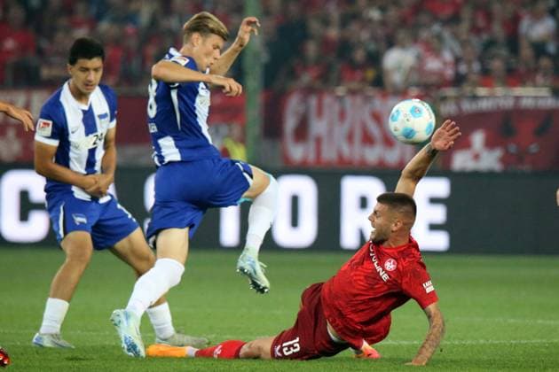 31.08.2024, xmohx, Fussball 2.Bundesliga, 1. FC Kaiserslautern - Hertha BSC Berlin emspor, v.l. Kevin Sessa (Hertha BSC Berlin) Erik Wekesser (1. FC Kaiserslautern) Zweikampf, Aktion, action, battle for the ball (DFL DFB REGULATIONS PROHIBIT ANY USE OF PHOTOGRAPHS as IMAGE SEQUENCES and or QUASI-VIDEO) Kaiserlautern