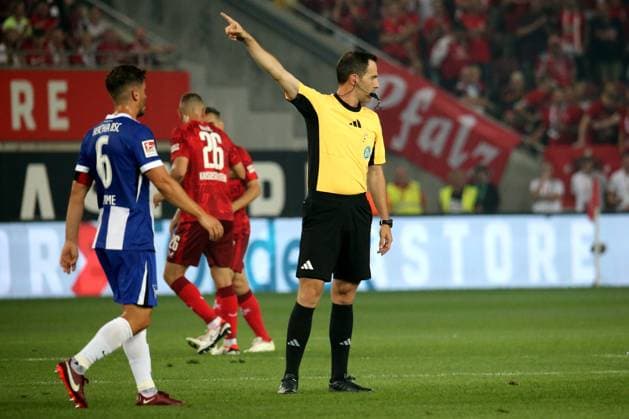 31.08.2024, xmohx, Fussball 2.Bundesliga, 1. FC Kaiserslautern - Hertha BSC Berlin emspor, v.l. Schiedsrichter Benjamin Brand (DFL DFB REGULATIONS PROHIBIT ANY USE OF PHOTOGRAPHS as IMAGE SEQUENCES and or QUASI-VIDEO) Kaiserlautern