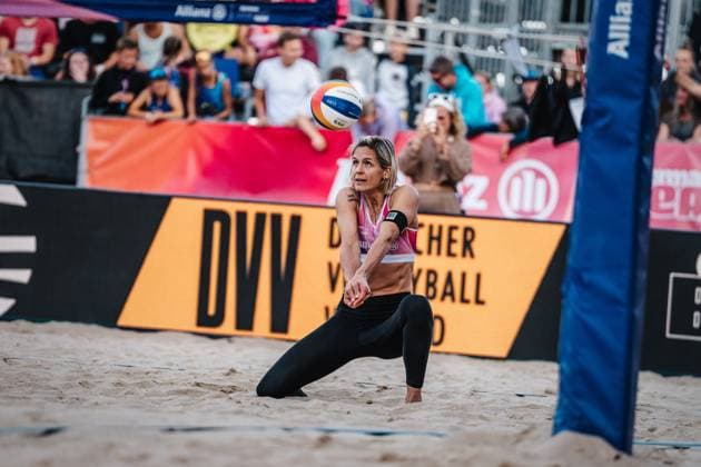 Beachvolleyball Frauen Allianz German Beach Tour Deutsche Beachvolleyball-Meisterschaft 2024 31.08.2024 Laura Ludwig spielt den Ball Timmendorfer Strand Ahmann-Hager-Arena Schleswig-Holstein Deutschland