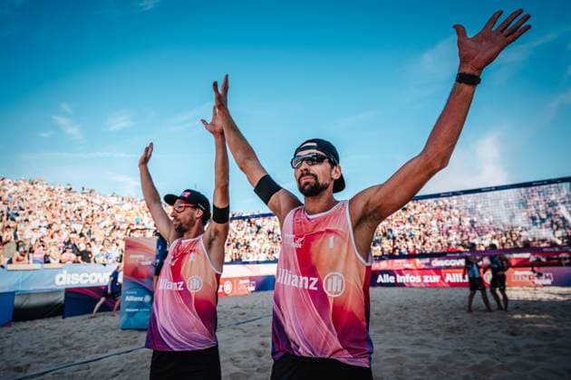 Beachvolleyball Männer Allianz German Beach Tour Deutsche Beachvolleyball-Meisterschaft 2024 31.08.2024 v.l. Nejc Zemljak und Jonathan Erdmann jubel nach ihrem Sieg Timmendorfer Strand Ahmann-Hager-Arena Schleswig-Holstein Deutschland