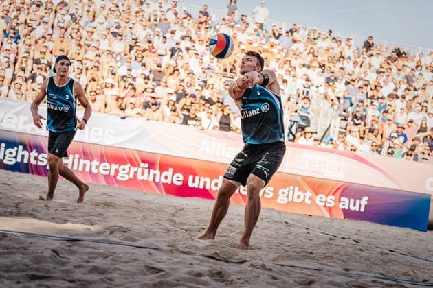 Beachvolleyball Männer Allianz German Beach Tour Deutsche Beachvolleyball-Meisterschaft 2024 31.08.2024 Daniel Kirchner nimmt den Ball an Timmendorfer Strand Ahmann-Hager-Arena Schleswig-Holstein Deutschland