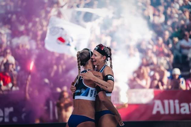 Beachvolleyball Frauen Allianz German Beach Tour Deutsche Beachvolleyball-Meisterschaft 2024 31.08.2024 v.l. Sandra Ittlinger und Kim van de Velde beim Einlauf in die Arena Timmendorfer Strand Ahmann-Hager-Arena Schleswig-Holstein Deutschland