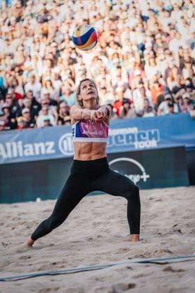 Beachvolleyball Frauen Allianz German Beach Tour Deutsche Beachvolleyball-Meisterschaft 2024 31.08.2024 Laura Ludwig spielt den Ball Timmendorfer Strand Ahmann-Hager-Arena Schleswig-Holstein Deutschland