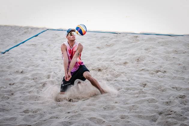 Beachvolleyball Männer Allianz German Beach Tour Deutsche Beachvolleyball-Meisterschaft 2024 31.08.2024 Max Just spielt den Ball Timmendorfer Strand Ahmann-Hager-Arena Schleswig-Holstein Deutschland