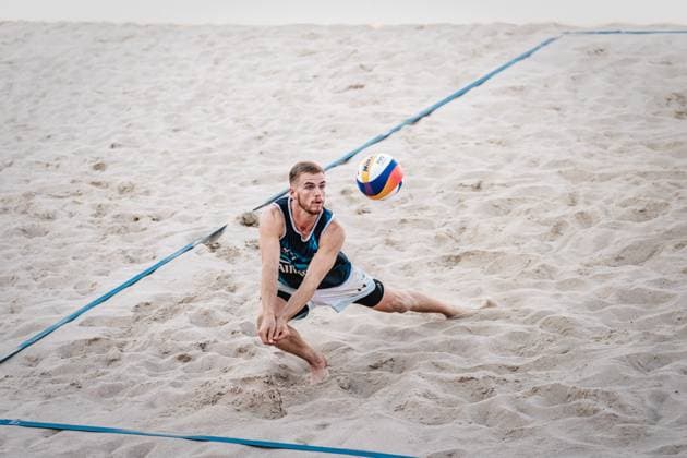 Beachvolleyball Männer Allianz German Beach Tour Deutsche Beachvolleyball-Meisterschaft 2024 31.08.2024 Luis Henrichs spielt den Ball Timmendorfer Strand Ahmann-Hager-Arena Schleswig-Holstein Deutschland