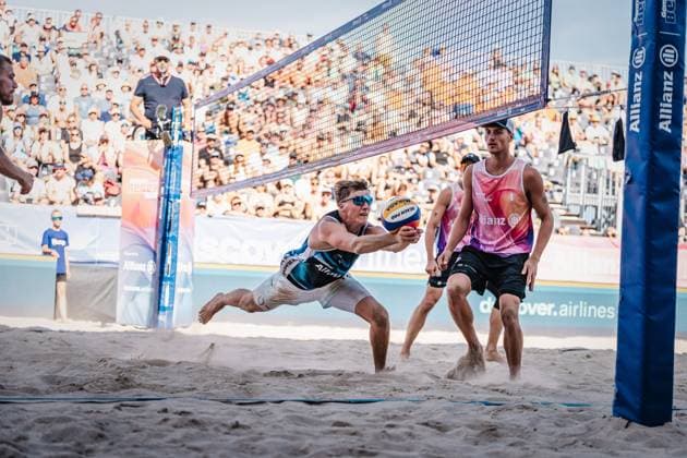 Beachvolleyball Männer Allianz German Beach Tour Deutsche Beachvolleyball-Meisterschaft 2024 31.08.2024 Yannik Ahr spielt den Ball Timmendorfer Strand Ahmann-Hager-Arena Schleswig-Holstein Deutschland