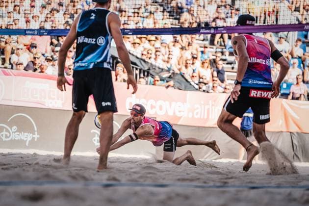 Beachvolleyball Männer Allianz German Beach Tour Deutsche Beachvolleyball-Meisterschaft 2024 31.08.2024 Nejc Zemljak springt zum Ball Timmendorfer Strand Ahmann-Hager-Arena Schleswig-Holstein Deutschland