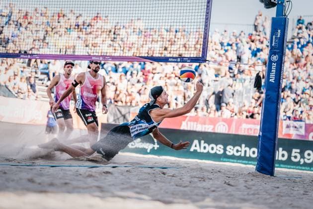 Beachvolleyball Männer Allianz German Beach Tour Deutsche Beachvolleyball-Meisterschaft 2024 31.08.2024 Sven Winter springt zum Ball Timmendorfer Strand Ahmann-Hager-Arena Schleswig-Holstein Deutschland