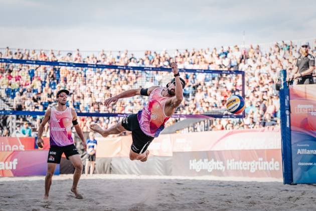 Beachvolleyball Männer Allianz German Beach Tour Deutsche Beachvolleyball-Meisterschaft 2024 31.08.2024 Jonathan Erdmann springt am Ball vorbei Timmendorfer Strand Ahmann-Hager-Arena Schleswig-Holstein Deutschland