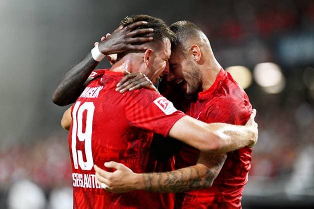 Fussball - 2. Bundesliga - Saison 2024 25 1. FC Kaiserslautern 31.08..2024 Fritz-Walter-Stadion 1. FC Kaiserslautern (fck) - Hertha BSC Berlin (b) Jubel nach dem 2:1, v.li: Daniel HANSLIK (1. FC Kaiserslautern), Aaron OPOKU (1. FC Kaiserslautern) und Erik WEKESSER (1. FC Kaiserslautern) 1. FC Kaiserslautern
