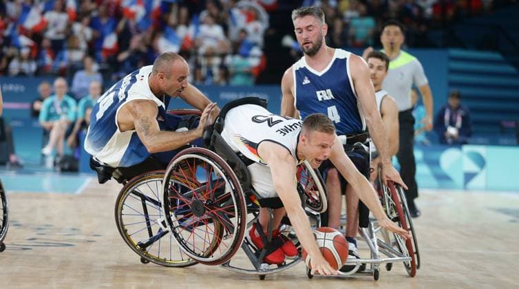 Sport Themen der Woche KW35 Sport Bilder des Tages Paris , Paralympics , Rollstuhl-Basketball Deutschland vs. Frankreich , von links: Nicolas Jouanserre ( FRA ) Thomas Böhme ( GER ) *** Paris , Paralympics , Wheelchair basketball Germany vs. France , from left Nicolas Jouanserre FRA Thomas Böhme GER