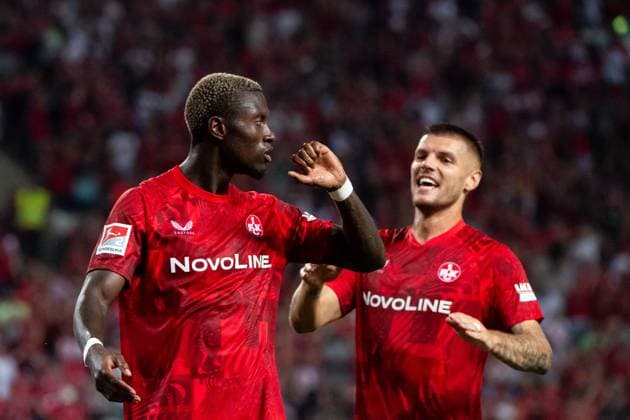 Aaron Opoku (FC Kaiserslautern, 17), Erik Wekesser (FC Kaiserslautern, 13) jubeln ueber das Tor zum 2:1, GER, FC Kaiserslautern (FCK) vs Hertha BSC Berlin (BSC), Fussball 2. Bundesliga, 4. Spieltag, Saison 2024 2025, 31.08.2024 DFB DFL regulations prohibit any use of photographs as image sequences and or quasi-video GER, FC Kaiserslautern (FCK) vs Hertha BSC Berlin (BSC), Fussball 2. Bundesliga, 4. Spieltag, Saison 2024 2025, 31.08.2024 Kaiserslautern