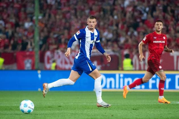Cuisance Michael (Hertha BSC Berlin, 27) am Ball, GER, FC Kaiserslautern (FCK) vs Hertha BSC Berlin (BSC), Fussball 2. Bundesliga, 4. Spieltag, Saison 2024 2025, 31.08.2024 DFB DFL regulations prohibit any use of photographs as image sequences and or quasi-video GER, FC Kaiserslautern (FCK) vs Hertha BSC Berlin (BSC), Fussball 2. Bundesliga, 4. Spieltag, Saison 2024 2025, 31.08.2024 Kaiserslautern
