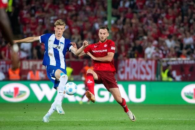 Boris Tomiak (FC Kaiserslautern, 02) im Zweikampf mit Schuler Luca (Hertha BSC Berlin, 18), GER, FC Kaiserslautern (FCK) vs Hertha BSC Berlin (BSC), Fussball 2. Bundesliga, 4. Spieltag, Saison 2024 2025, 31.08.2024 DFB DFL regulations prohibit any use of photographs as image sequences and or quasi-video GER, FC Kaiserslautern (FCK) vs Hertha BSC Berlin (BSC), Fussball 2. Bundesliga, 4. Spieltag, Saison 2024 2025, 31.08.2024 Kaiserslautern