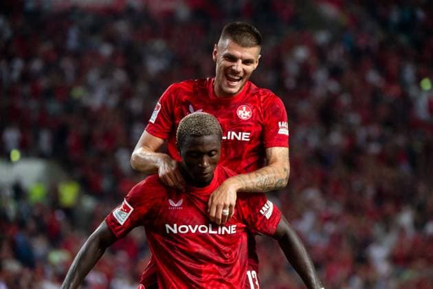 Aaron Opoku (FC Kaiserslautern, 17), Erik Wekesser (FC Kaiserslautern, 13) jubeln ueber das Tor zum 2:1, GER, FC Kaiserslautern (FCK) vs Hertha BSC Berlin (BSC), Fussball 2. Bundesliga, 4. Spieltag, Saison 2024 2025, 31.08.2024 DFB DFL regulations prohibit any use of photographs as image sequences and or quasi-video GER, FC Kaiserslautern (FCK) vs Hertha BSC Berlin (BSC), Fussball 2. Bundesliga, 4. Spieltag, Saison 2024 2025, 31.08.2024 Kaiserslautern