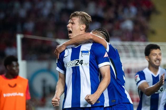 Schuler Luca (Hertha BSC Berlin, 18), Scherhant Derry (Hertha BSC Berlin, 39) jubeln ueber das Tor zum 2:3, GER, FC Kaiserslautern (FCK) vs Hertha BSC Berlin (BSC), Fussball 2. Bundesliga, 4. Spieltag, Saison 2024 2025, 31.08.2024 DFB DFL regulations prohibit any use of photographs as image sequences and or quasi-video GER, FC Kaiserslautern (FCK) vs Hertha BSC Berlin (BSC), Fussball 2. Bundesliga, 4. Spieltag, Saison 2024 2025, 31.08.2024 Kaiserslautern