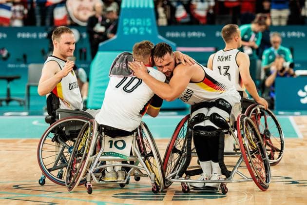Bilder des Jahres 2024, Sport 08 August Sport Themen der Woche KW35 Sport Bilder des Tages Paris 2024 Paralympics: Rollstuhlbasketball Deutschland - Frankreich Herren, 31.08.2024 PARIS, FRANKREICH 31. August - Rollstuhlbasketball Deutschland - Frankreich Herren Paris 2024 Paralympics am 31.08.2024 in der Bercy Arena in Paris Frankreich. Jan Haller (Deutschland, 10) und Matthias Güntner (Deutschland, 6) umarmen sich nach dem Spiel *** Paris 2024 Paralympics Wheelchair basketball Germany France Men, 31 08 2024 PARIS, FRANCE 31 August Wheelchair basketball Germany France Men Paris 2024 Paralympics on 31 08 2024 at the Bercy Arena in Paris France Jan Haller Germany, 10 and Matthias Güntner Germany, 6 embrace after the game Copyright: xBEAUTIFULxSPORTS Wunderlx