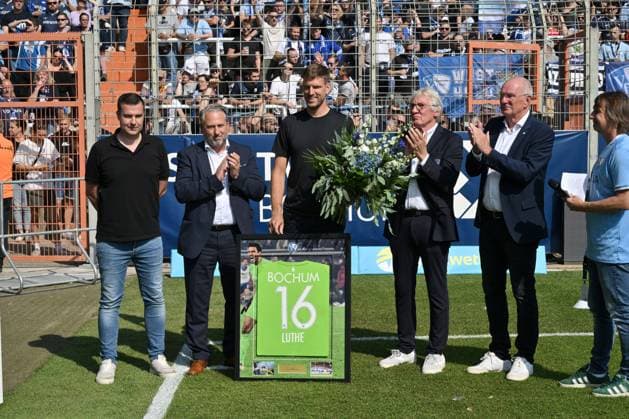 Torwart Andreas Luthe, mi., wurde vor dem Spiel offiziell verabschiedet, v.li., Marc Lettau (Sportdirektor VfL Bochum), Ilja Kaenzig (Vorstand Finanzen VfL Bochum), Andreas Luthe, Franz Josef Tenhagen (Aufsichtsratsmitglied VfL Bochum), Hans Peter Villis (Aufsichtsratsvorsitzender, VfL Bochum) 31.08.2024, Fussball 1. Bundesliga, 2. Spieltag, Saison 2024 2025 VfL Bochum - Borussia Mönchengladbach 0:2 Bochum Vonovia Ruhrstadion Nordrhein Westfalen Deutschland