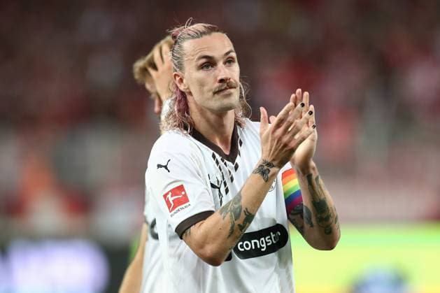 30.08.2024, xtgx, Fussball 1. Bundesliga, 1. FC Union Berlin - FC St. Pauli emspor, v.l. Jackson Irvine (St Pauli, 7) Bedankt sich bei den Fans enttaeuscht, enttäuscht, schaut enttaeuscht, niedergeschlagen, disappointed (DFL DFB REGULATIONS PROHIBIT ANY USE OF PHOTOGRAPHS as IMAGE SEQUENCES and or QUASI-VIDEO) Berlin *** 30 08 2024, xtgx, Soccer 1 Bundesliga, 1 FC Union Berlin FC St Pauli emspor, v l Jackson Irvine St Pauli, 7 Thanks the fans disappointed, disappointed, looks disappointed, disappointed DFL DFB REGULATIONS PROHIBIT ANY USE OF PHOTOGRAPHS as IMAGE SEQUENCES and or QUASI VIDEO Berlin
