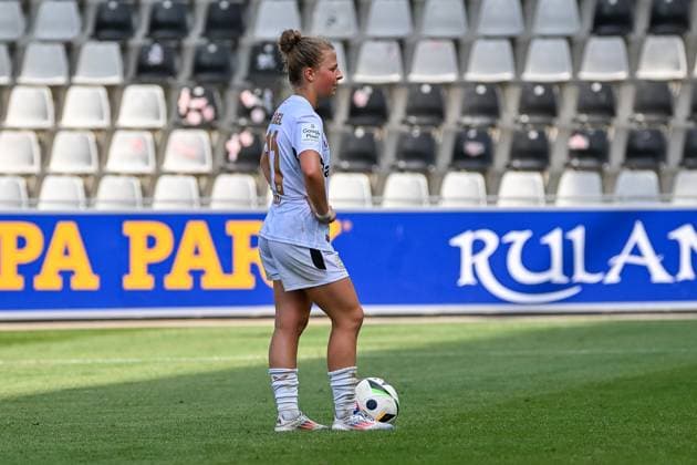 Kristin Koegel (Bayer 04 Leverkusen, 11) vor Ausfuerung des Elfmeters. GER, SC Freiburg - Bayer 04 Leverkusen, Frauen-Fussball, Google Pixel Frauen-Bundesliga, 1. Spieltag, Saison 2024 2025, 31.08.2024 DFB REGULATIONS PROHIBIT ANY USE OF PHOTOGRAPHS AS IMAGE SEQUENCES AND OR QUASI-VIDEO GER, SC Freiburg - Bayer 04 Leverkusen, Frauen-Fussball, Google Pixel Frauen-Bundesliga, 1. Spieltag, Saison 2024 2025, 31.08.2024 Freiburg *** Kristin Koegel Bayer 04 Leverkusen, 11 before the penalty GER, SC Freiburg Bayer 04 Leverkusen, Womens Football, Google Pixel Frauen Bundesliga, 1 Spieltag, Saison 2024 2025, 31 08 2024 DFB REGULATIONS PROHIBIT ANY USE OF PHOTOGRAPHS AS IMAGE SEQUENCES AND OR QUASI VIDEO GER, SC Freiburg Bayer 04 Leverkusen, Womens Football, Google Pixel Frauen Bundesliga, 1 Spieltag, Saison 2024 2025, 31 08 2024 Freiburg Copyright: xEibner-Pressefoto ThomasxHessx EP_THS