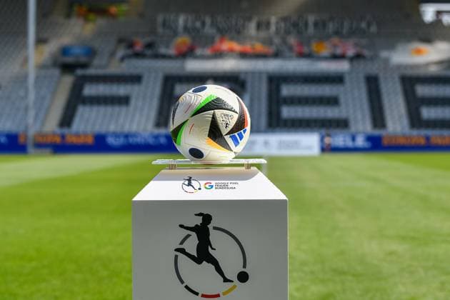 Ball auf dem Podest der Google Pixel Frauen-Bundesliga. GER, SC Freiburg - Bayer 04 Leverkusen, Frauen-Fussball, Google Pixel Frauen-Bundesliga, 1. Spieltag, Saison 2024 2025, 31.08.2024 DFB REGULATIONS PROHIBIT ANY USE OF PHOTOGRAPHS AS IMAGE SEQUENCES AND OR QUASI-VIDEO GER, SC Freiburg - Bayer 04 Leverkusen, Frauen-Fussball, Google Pixel Frauen-Bundesliga, 1. Spieltag, Saison 2024 2025, 31.08.2024 Freiburg Copyright: xEibner-Pressefoto ThomasxHessx EP_THS