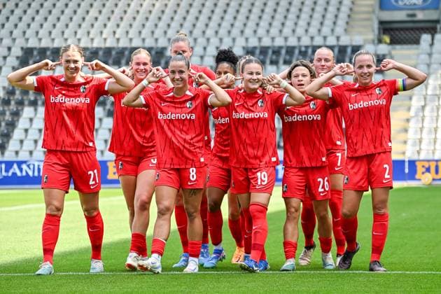 Tor zum 1:0 durch Annabel Schasching (SC Freiburg Frauen, 19) per Foulelfmeter und Jubel mit dem Team u.a. mit Samantha Steuerwald (SC Freiburg Frauen, 21), Annie Karich (SC Freiburg Frauen, 06), Selina Vobian (SC Freiburg Frauen, 08), Shekiera Martinez (SC Freiburg Frauen, 09), Annabel Schasching (SC Freiburg Frauen, 19), Alicia Gudorf (SC Freiburg Frauen, 26), Tessa Blumenberg (SC Freiburg Frauen, 07), Lisa Karl (SC Freiburg Frauen, 02) GER, SC Freiburg - Bayer 04 Leverkusen, Frauen-Fussball, Google Pixel Frauen-Bundesliga, 1. Spieltag, Saison 2024 2025, 31.08.2024 DFB REGULATIONS PROHIBIT ANY USE OF PHOTOGRAPHS AS IMAGE SEQUENCES AND OR QUASI-VIDEO GER, SC Freiburg - Bayer 04 Leverkusen, Frauen-Fussball, Google Pixel Frauen-Bundesliga, 1. Spieltag, Saison 2024 2025, 31.08.2024 Freiburg Copyright: xEibner-Pressefoto ThomasxHessx EP_THS