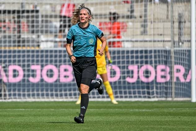 Theresa Hug (Schiedsrichterin) GER, SC Freiburg - Bayer 04 Leverkusen, Frauen-Fussball, Google Pixel Frauen-Bundesliga, 1. Spieltag, Saison 2024 2025, 31.08.2024 DFB REGULATIONS PROHIBIT ANY USE OF PHOTOGRAPHS AS IMAGE SEQUENCES AND OR QUASI-VIDEO GER, SC Freiburg - Bayer 04 Leverkusen, Frauen-Fussball, Google Pixel Frauen-Bundesliga, 1. Spieltag, Saison 2024 2025, 31.08.2024 Freiburg *** Theresa Hug Referee GER, SC Freiburg Bayer 04 Leverkusen, Women Football, Google Pixel Women Bundesliga, 1 Matchday, Season 2024 2025, 31 08 2024 DFB REGULATIONS PROHIBIT ANY USE OF PHOTOGRAPHS AS IMAGE SEQUENCES AND OR QUASI VIDEO GER, SC Freiburg Bayer 04 Leverkusen, Women Football, Google Pixel Women Bundesliga, 1 Matchday, Season 2024 2025, 31 08 2024 Freiburg Copyright: xEibner-Pressefoto ThomasxHessx EP_THS