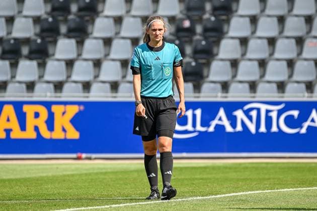 Theresa Hug (Schiedsrichterin) GER, SC Freiburg - Bayer 04 Leverkusen, Frauen-Fussball, Google Pixel Frauen-Bundesliga, 1. Spieltag, Saison 2024 2025, 31.08.2024 DFB REGULATIONS PROHIBIT ANY USE OF PHOTOGRAPHS AS IMAGE SEQUENCES AND OR QUASI-VIDEO GER, SC Freiburg - Bayer 04 Leverkusen, Frauen-Fussball, Google Pixel Frauen-Bundesliga, 1. Spieltag, Saison 2024 2025, 31.08.2024 Freiburg Copyright: xEibner-Pressefoto ThomasxHessx EP_THS