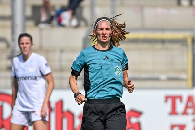 Theresa Hug (Schiedsrichterin) GER, SC Freiburg - Bayer 04 Leverkusen, Frauen-Fussball, Google Pixel Frauen-Bundesliga, 1. Spieltag, Saison 2024 2025, 31.08.2024 DFB REGULATIONS PROHIBIT ANY USE OF PHOTOGRAPHS AS IMAGE SEQUENCES AND OR QUASI-VIDEO GER, SC Freiburg - Bayer 04 Leverkusen, Frauen-Fussball, Google Pixel Frauen-Bundesliga, 1. Spieltag, Saison 2024 2025, 31.08.2024 Freiburg *** Theresa Hug Referee GER, SC Freiburg Bayer 04 Leverkusen, Women Football, Google Pixel Women Bundesliga, 1 Matchday, Season 2024 2025, 31 08 2024 DFB REGULATIONS PROHIBIT ANY USE OF PHOTOGRAPHS AS IMAGE SEQUENCES AND OR QUASI VIDEO GER, SC Freiburg Bayer 04 Leverkusen, Women Football, Google Pixel Women Bundesliga, 1 Matchday, Season 2024 2025, 31 08 2024 Freiburg Copyright: xEibner-Pressefoto ThomasxHessx EP_THS