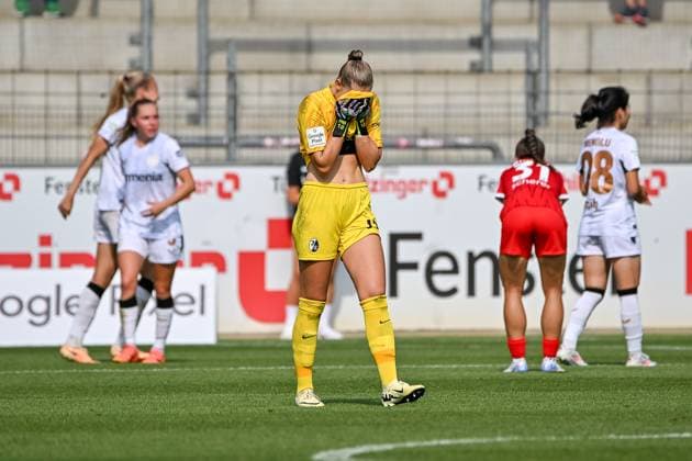 Rafaela Borggraefe (SC Freiburg Frauen, 12) zieht ihr Trikot vor das Gesicht und ist enttäuscht enttaeuscht GER, SC Freiburg - Bayer 04 Leverkusen, Frauen-Fussball, Google Pixel Frauen-Bundesliga, 1. Spieltag, Saison 2024 2025, 31.08.2024 DFB REGULATIONS PROHIBIT ANY USE OF PHOTOGRAPHS AS IMAGE SEQUENCES AND OR QUASI-VIDEO GER, SC Freiburg - Bayer 04 Leverkusen, Frauen-Fussball, Google Pixel Frauen-Bundesliga, 1. Spieltag, Saison 2024 2025, 31.08.2024 Freiburg *** Rafaela Borggraefe SC Freiburg Women, 12 pulls her jersey in front of her face and is disappointed GER, SC Freiburg Bayer 04 Leverkusen, Women Football, Google Pixel Women Bundesliga, 1 Matchday, Season 2024 2025, 31 08 2024 DFB REGULATES PROHIBIT ANY USE OF PHOTOGRAPHS AS IMAGE SEQUENCES AND OR QUASI VIDEO GER, SC Freiburg Bayer 04 Leverkusen, Womens football, Google Pixel Womens Bundesliga, 1 Matchday, Season 2024 2025, 31 08 2024 Freiburg Copyright: xEibner-Pressefoto ThomasxHessx EP_THS