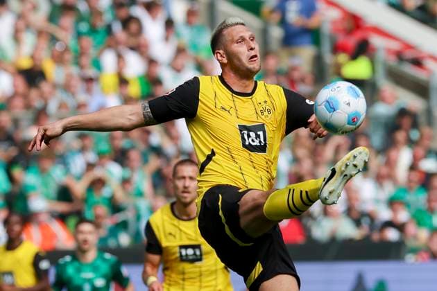 Niklas Suele (Borussia Dortmund) kontrolliert den Ball, Bundesliga, SV Werder Bremen v Borussia Dortmund, Weser Stadium am 31. August 2024 in Bremen, Deutschland. (Foto von Marco Steinbrenner DeFodi Images) Niklas Suele (Borussia Dortmund) controls the ball, Bundesliga, SV Werder Bremen v Borussia Dortmund, Weser Stadium, August 31, 2024 in Bremen, Germany. (Photo by Marco Steinbrenner DeFodi Images) DFL regulations prohibit any use of photographs as image sequences and or quasi-video. Defodi-700_bremen_bvb_20240831_201 *** Niklas Suele Borussia Dortmund controls the ball, Bundesliga, SV Werder Bremen v Borussia Dortmund, Weser Stadium on August 31, 2024 in Bremen, Germany Photo by Marco Steinbrenner DeFodi Images Niklas Suele Borussia Dortmund controls the ball, Bundesliga, SV Werder Bremen v Borussia Dortmund, Weser Stadium, August 31, 2024 in Bremen, Germany Photo by Marco Steinbrenner DeFodi Images DFL regulations prohibit any use of photographs as image sequences and or quasi video Defodi 700 bremen bvb 20240831 201 Defodi-700 DFL regulations prohibit any use of photographs as image sequences and or quasi-video.