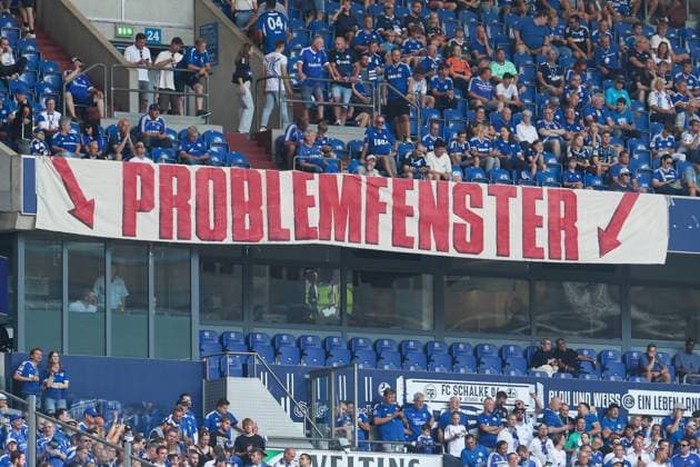 2. Bundesliga - FC Schalke 04 - 1. FC Köln am 01.09.2024 in der Veltins-Arena auf Schalke Die Schalker Fanszene hat ein Banner Transparent Spruchband mit Problemfenster aufgehangen - gegen die Polizei und Choreoverbote