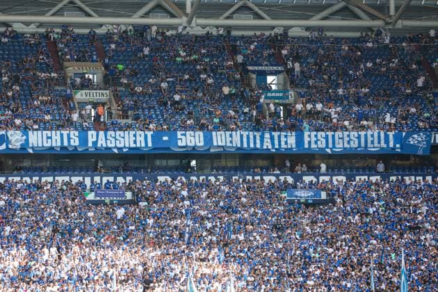 2. Bundesliga - FC Schalke 04 - 1. FC Köln am 01.09.2024 in der Veltins-Arena auf Schalke Die Schalker Fanszene präsentiert ein Banner Transparent Spruchband mit Nichts passiert - 560 Identitäten festgestellt