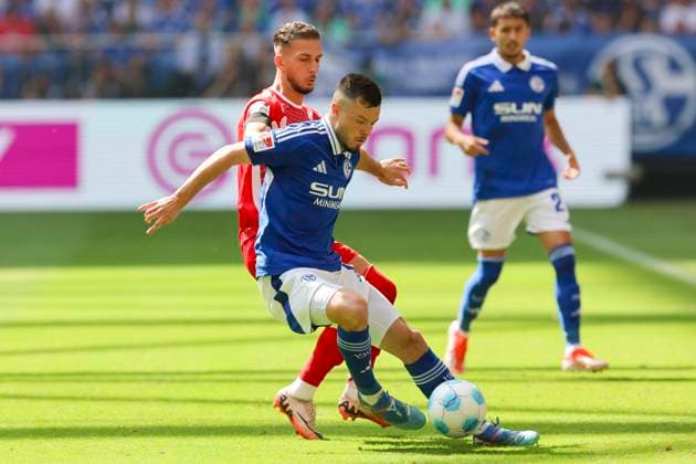 Leart Pacarada (1. FC Koeln) und Adrian Gantenbein (FC Schalke 04) kaempfen um den Ball, 2. Bundesliga, FC Schalke 04 vs 1. FC Köln, Veltins-Arena am 01. September 2024 in Gelsenkirchen, Deutschland. (Foto von Marco Steinbrenner DeFodi Images) Leart Pacarada (1. FC Koeln) und Adrian Gantenbein (FC Schalke 04) battle for the ball, 2. Bundesliga, FC Schalke 04 vs 1. FC Köln, Veltins-Arena, September 1, 2024 in Gelsenkirchen, Germany. (Photo by Marco Steinbrenner DeFodi Images) DFB DFL REGULATIONS PROHIBIT ANY USE OF PHOTOGRAPHS AS IMAGE SEQUENCES AND OR QUASI-VIDEO. Defodi-700_schalke_koeln_20240901_004