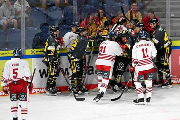 Sport Themen der Woche KW35 Sport Bilder des Tages Eishockey DEL 24 25: Timocom NRW-Cup - Spiel um Platz 3: Krefeld Pinguine vs Düsseldorfer EG am 01.09.2024 in der Yayla Arena in Krefeld Rangelei mehren Spieler *** Ice Hockey DEL 24 25 Timocom NRW Cup Match for 3rd place Krefeld Pinguine vs Düsseldorfer EG on 01 09 2024 at the Yayla Arena in Krefeld Scuffle between several players wd