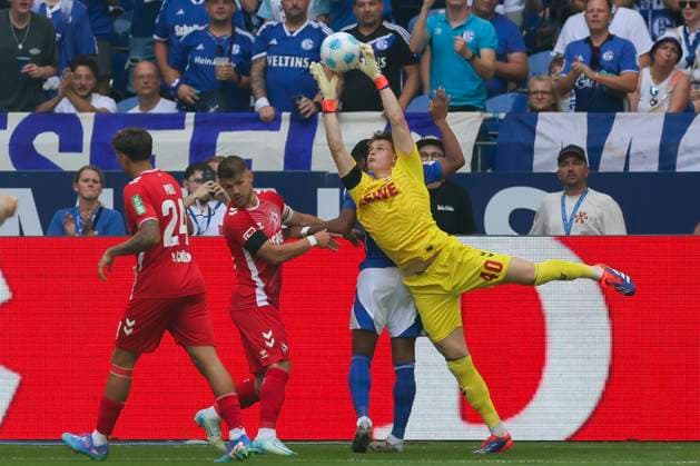 Torhueter Jonas Urbig (1. FC Koeln) kontrolliert den Ball, 2. Bundesliga, FC Schalke 04 vs 1. FC Köln, Veltins-Arena am 01. September 2024 in Gelsenkirchen, Deutschland. (Foto von Marco Steinbrenner DeFodi Images) Torhueter Jonas Urbig (1. FC Koeln) controls the ball, 2. Bundesliga, FC Schalke 04 vs 1. FC Köln, Veltins-Arena, September 1, 2024 in Gelsenkirchen, Germany. (Photo by Marco Steinbrenner DeFodi Images) DFB DFL REGULATIONS PROHIBIT ANY USE OF PHOTOGRAPHS AS IMAGE SEQUENCES AND OR QUASI-VIDEO. Defodi-700_schalke_koeln_20240901_006