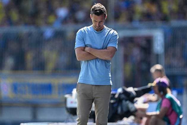 2. Liga - Eintracht Braunschweig - Karlsruher SC am 01.09.2024 im Eintracht Stadion in Braunschweig Trainer Christian Eichner (Karlsruhe) nachdenklich