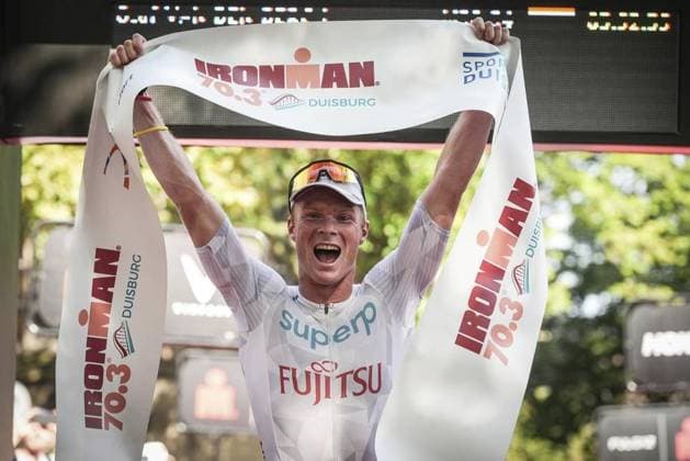 Bilder des Jahres 2024, Sport 09 September Sport Themen der Woche KW35 Sport Bilder des Tages Eines der schönsten Bilder vom IRONMAN 70.3 Duisburg 2024 ** NUR FÜR REDAKTIONELLE ZWECKE ** EDITORIAL USE ONLY **<p>IRONMAN 70.3 Duisburg 2024 am Sonntag, 1. September 2024. Die Sportler müssen 1,9 Kilometer schwimmen, 88 Kilometer Radfahren und dann noch 21,1 Kilometer Laufen um ins Ziel zu gelangen. Olaf van den Bergh kommt als erster ins Ziel. Duisburg NRW Duisburg Copyright: STEFANxAREND *** One of the most beautiful pictures from IRONMAN 70 3 Duisburg 2024 FOR EDITORIAL PURPOSES ONLY EDITORIAL USE ONLY p IRONMAN 70 3 Duisburg 2024 on Sunday, September 1, 2024 The athletes have to swim 1.9 kilometers, cycle 88 kilometers and then run 21.1 kilometers to reach the finish line Olaf van den Bergh is the first to cross the finish line Duisburg NRW Duisburg Copyright STEFANxAREND Copyright: STEFANxAREND doc7wzqlo0nnq0139ujlbln ,EDITORIAL USE ONLY
