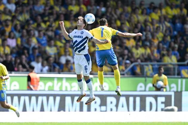 2. Liga - Eintracht Braunschweig - Karlsruher SC am 01.09.2024 im Eintracht Stadion in Braunschweig Leon Jensen (Karlsruhe) im Zweikampf gegen Fabio Kaufmann (Braunschweig)