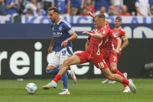Gelsenkirchen, Deutschland, 01.09.24: Kenan Karaman (FC Schalke 04) und Tim Lemperle (1. FC Koeln) im Kampf um den Ball waehrend des Spiels der 2. Bundesliga zwischen FC Schalke 04 vs 1.FC Köln in der Veltins-Arena am 01. September 2024 in Gelsenkirchen, Deutschland. (Foto von Stefan Brauer Brauer-Fotoagentur) Gelsenkirchen, Germany, 01.09.24: Kenan Karaman (FC Schalke 04) und Tim Lemperle (1. FC Koeln) battle for the ball during the 2. Bundesliga match between FC Schalke 04 vs 1.FC Köln at Veltins-Arena on September 1, 2024 in Gelsenkirchen, Germany. (Photo by Stefan Brauer Brauer-Fotoagentur) Gelsenkirchen Veltins-Arena Germany