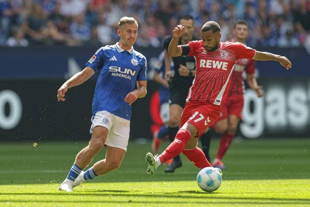 Gelsenkirchen, Deutschland, 01.09.24: Paul Seguin (FC Schalke 04) und Leart Pacarada (1. FC Koeln) im Kampf um den Ball waehrend des Spiels der 2. Bundesliga zwischen FC Schalke 04 vs 1.FC Köln in der Veltins-Arena am 01. September 2024 in Gelsenkirchen, Deutschland. (Foto von Stefan Brauer Brauer-Fotoagentur) Gelsenkirchen, Germany, 01.09.24: Paul Seguin (FC Schalke 04) und Leart Pacarada (1. FC Koeln) battle for the ball during the 2. Bundesliga match between FC Schalke 04 vs 1.FC Köln at Veltins-Arena on September 1, 2024 in Gelsenkirchen, Germany. (Photo by Stefan Brauer Brauer-Fotoagentur) Gelsenkirchen Veltins-Arena Germany