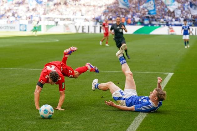 Sport Bilder des Tages Fußball: 2. Bundesliga Saison 2024 - 2025, 4. Spieltag - FC Schalke 04 vs. 1. FC Köln - Veltins-Arena, Gelsenkirchen: Torraum-Szene zwischen Kölns Eric Martel und Schalkes Derry Murkin