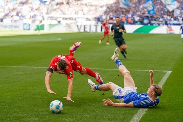 Fußball: 2. Bundesliga Saison 2024 - 2025, 4. Spieltag - FC Schalke 04 vs. 1. FC Köln - Veltins-Arena, Gelsenkirchen: Torraum-Szene zwischen Kölns Eric Martel und Schalkes Derry Murkin