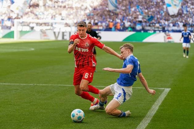Fußball: 2. Bundesliga Saison 2024 - 2025, 4. Spieltag - FC Schalke 04 vs. 1. FC Köln - Veltins-Arena, Gelsenkirchen: Torraum-Szene zwischen Kölns Eric Martel und Schalkes Derry Murkin