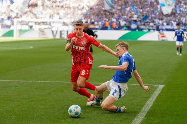 Fußball: 2. Bundesliga Saison 2024 - 2025, 4. Spieltag - FC Schalke 04 vs. 1. FC Köln - Veltins-Arena, Gelsenkirchen: Torraum-Szene zwischen Kölns Eric Martel und Schalkes Derry Murkin