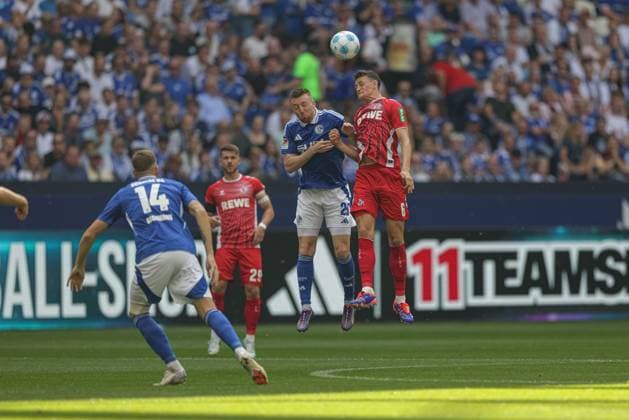 Gelsenkirchen, Deutschland, 01.09.24: Tobias Mohr (FC Schalke 04) und Eric Martel (1. FC Koeln) im Kampf um den Ball waehrend des Spiels der 2. Bundesliga zwischen FC Schalke 04 vs 1.FC Köln in der Veltins-Arena am 01. September 2024 in Gelsenkirchen, Deutschland. (Foto von Stefan Brauer Brauer-Fotoagentur) Gelsenkirchen, Germany, 01.09.24: Tobias Mohr (FC Schalke 04) und Eric Martel (1. FC Koeln) battle for the ball during the 2. Bundesliga match between FC Schalke 04 vs 1.FC Köln at Veltins-Arena on September 1, 2024 in Gelsenkirchen, Germany. (Photo by Stefan Brauer Brauer-Fotoagentur) Gelsenkirchen Veltins-Arena Germany