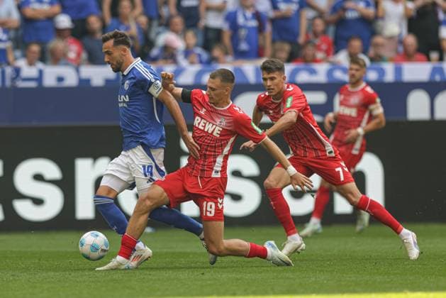 Gelsenkirchen, Deutschland, 01.09.24: Kenan Karaman (FC Schalke 04) und Tim Lemperle (1. FC Koeln) im Kampf um den Ball waehrend des Spiels der 2. Bundesliga zwischen FC Schalke 04 vs 1.FC Köln in der Veltins-Arena am 01. September 2024 in Gelsenkirchen, Deutschland. (Foto von Stefan Brauer Brauer-Fotoagentur) Gelsenkirchen, Germany, 01.09.24: Kenan Karaman (FC Schalke 04) und Tim Lemperle (1. FC Koeln) battle for the ball during the 2. Bundesliga match between FC Schalke 04 vs 1.FC Köln at Veltins-Arena on September 1, 2024 in Gelsenkirchen, Germany. (Photo by Stefan Brauer Brauer-Fotoagentur) Gelsenkirchen Veltins-Arena Germany